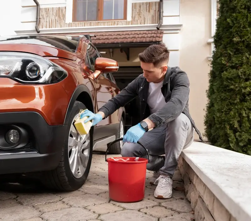 Lavage auto à domicile Villers-la-Montagne : professionnel intervenant sur un véhicule
